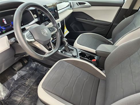 Used 2025 Volkswagen Taos SE image 6