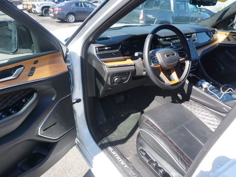 Used 2023 Jeep Grand Cherokee Summit image 7