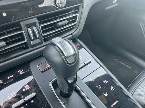 Used 2025 Porsche Macan AWD/4WD image 19