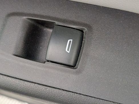 Used 2020 Chevrolet Equinox LS image 33