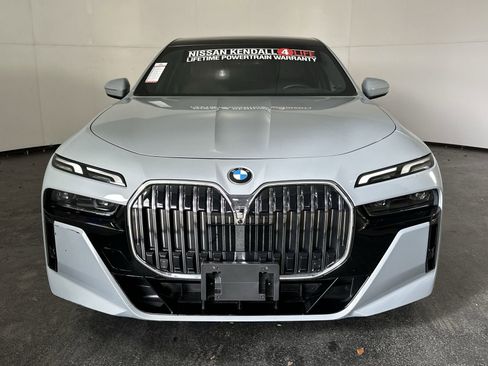Used 2025 BMW 740i xDrive image 3
