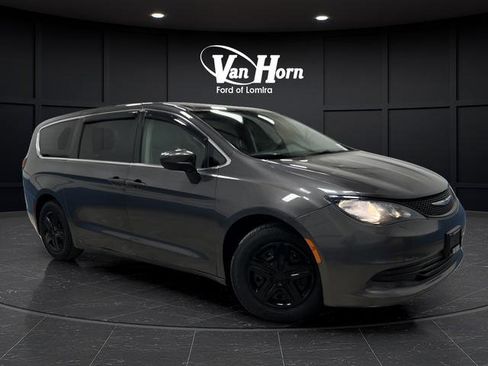 Used 2018 Chrysler Pacifica L FWD image 35