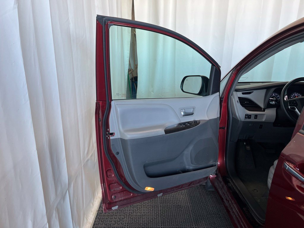 Used 2017 Toyota Sienna XLE FWD image 18