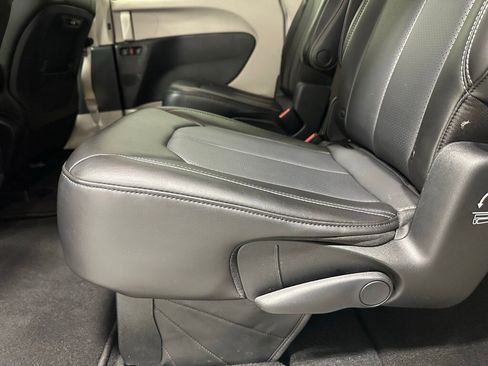 Used 2023 Chrysler Pacifica Touring-L image 42