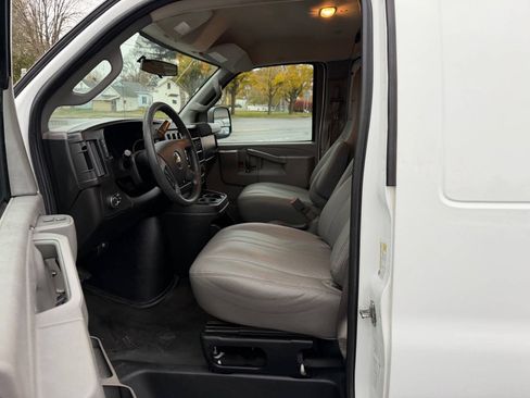 Used 2017 Chevrolet Express 2500 Extended RWD image 9