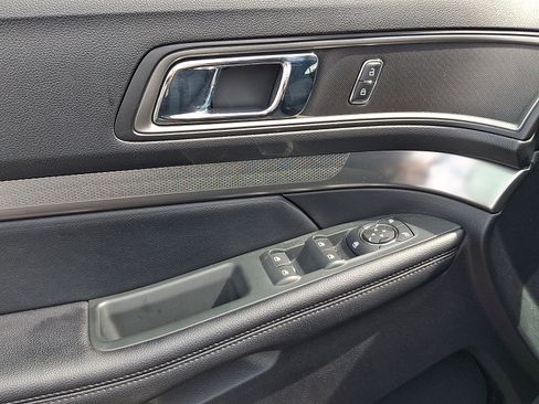 Used 2019 Ford Explorer XLT FWD image 13