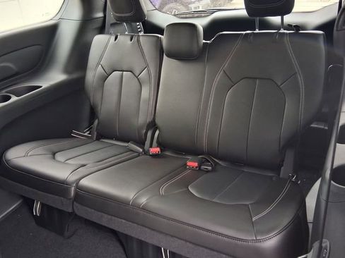 Used 2026 Chrysler Pacifica Select image 12