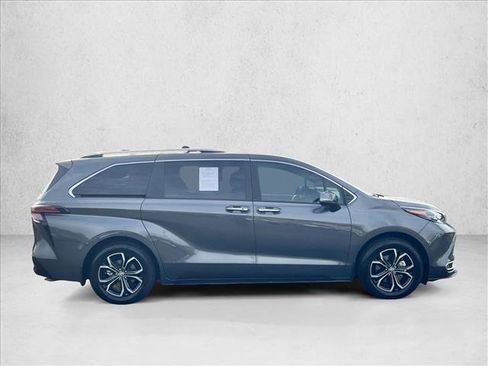 Used 2025 Toyota Sienna Platinum image 4