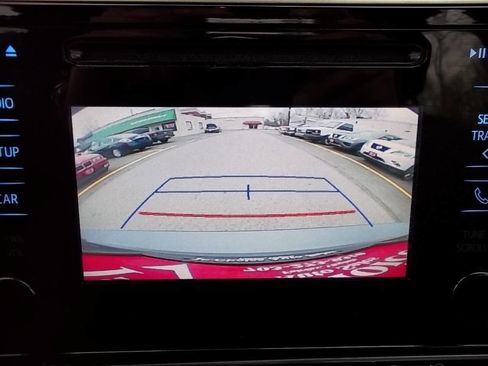 Used 2017 Toyota Corolla LE image 18