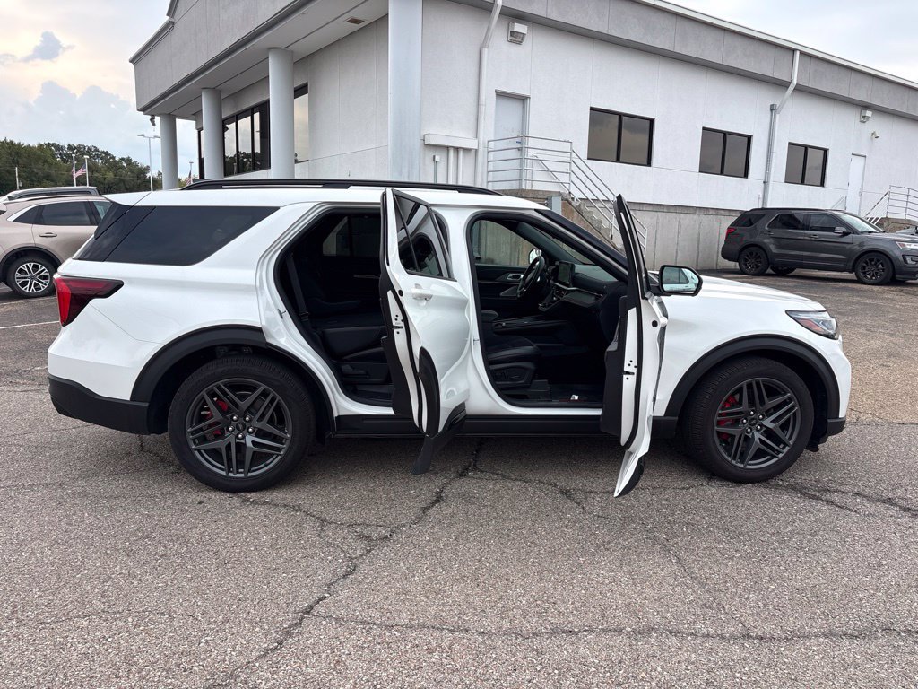 Used 2025 Ford Explorer ST AWD/4WD image 8