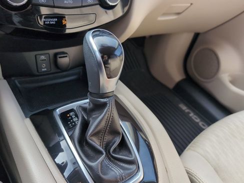 Used 2017 Nissan Rogue SV w/ SV Premium Package image 15