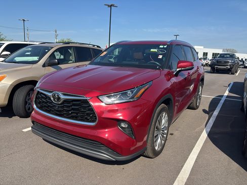Used 2022 Toyota Highlander Platinum image 3