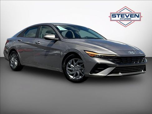 Certified 2024 Hyundai Elantra SEL FWD image 1