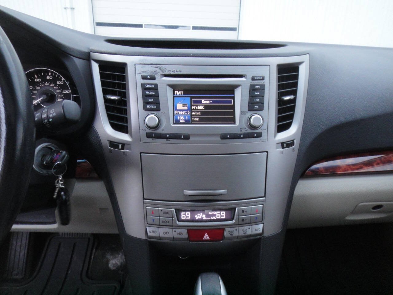 Used 2012 Subaru Outback 2.5i Limited w/ Moonroof Pkg AWD/4WD image 13