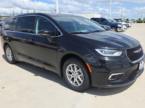 Used 2023 Chrysler Pacifica Touring-L FWD image 7