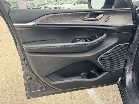 Certified 2023 Jeep Grand Cherokee Overland image 8