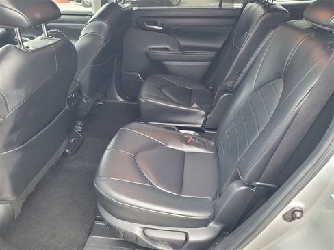 Used 2024 Toyota Highlander XLE image 9