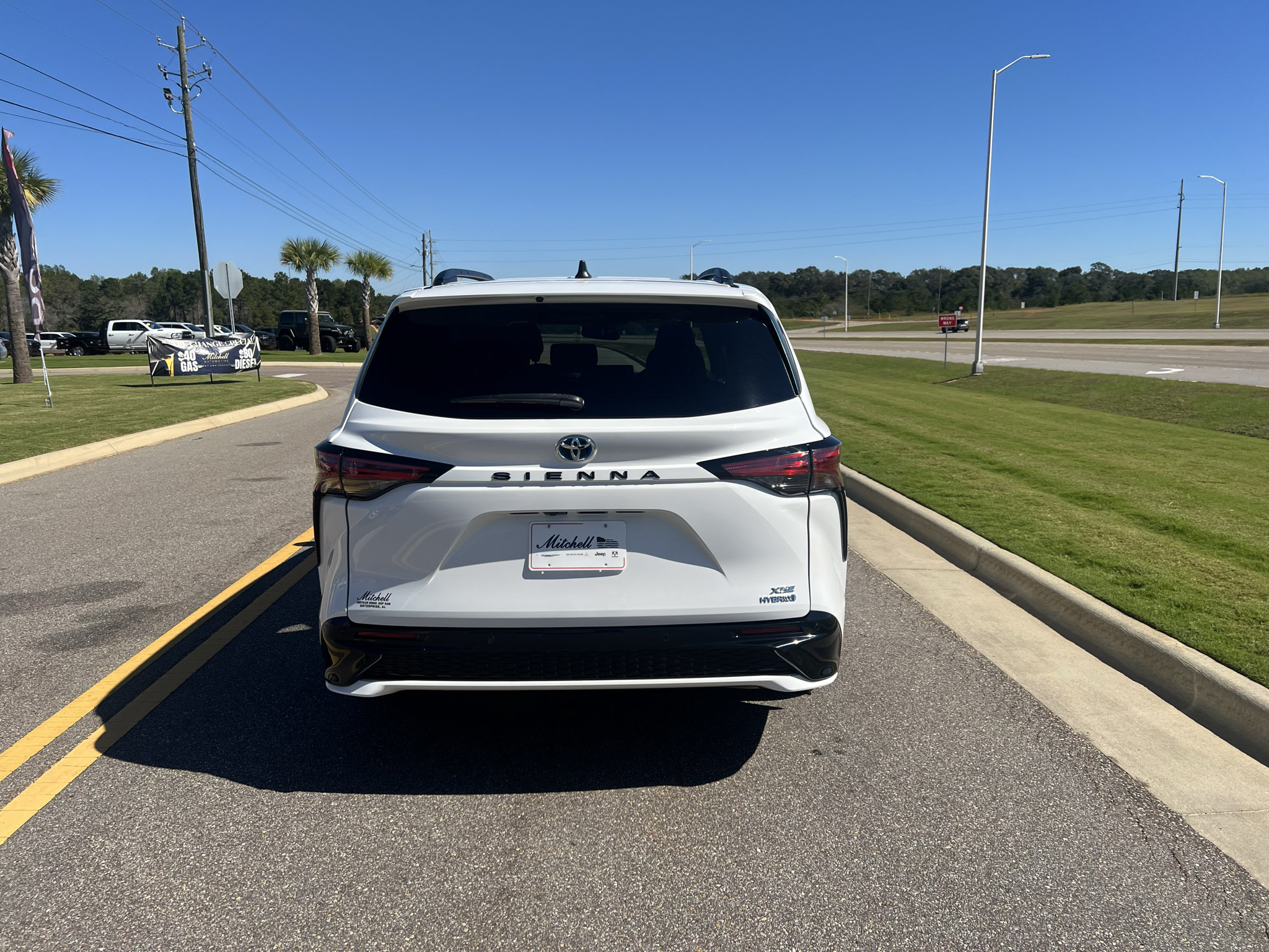 Used 2024 Toyota Sienna XSE w/ XSE Plus Package FWD image 8