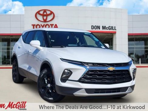 Used 2025 Chevrolet Blazer LT FWD image 1
