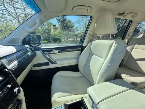 Used 2022 Lexus GX 460 Premium w/ Accessory Package AWD/4WD image 8