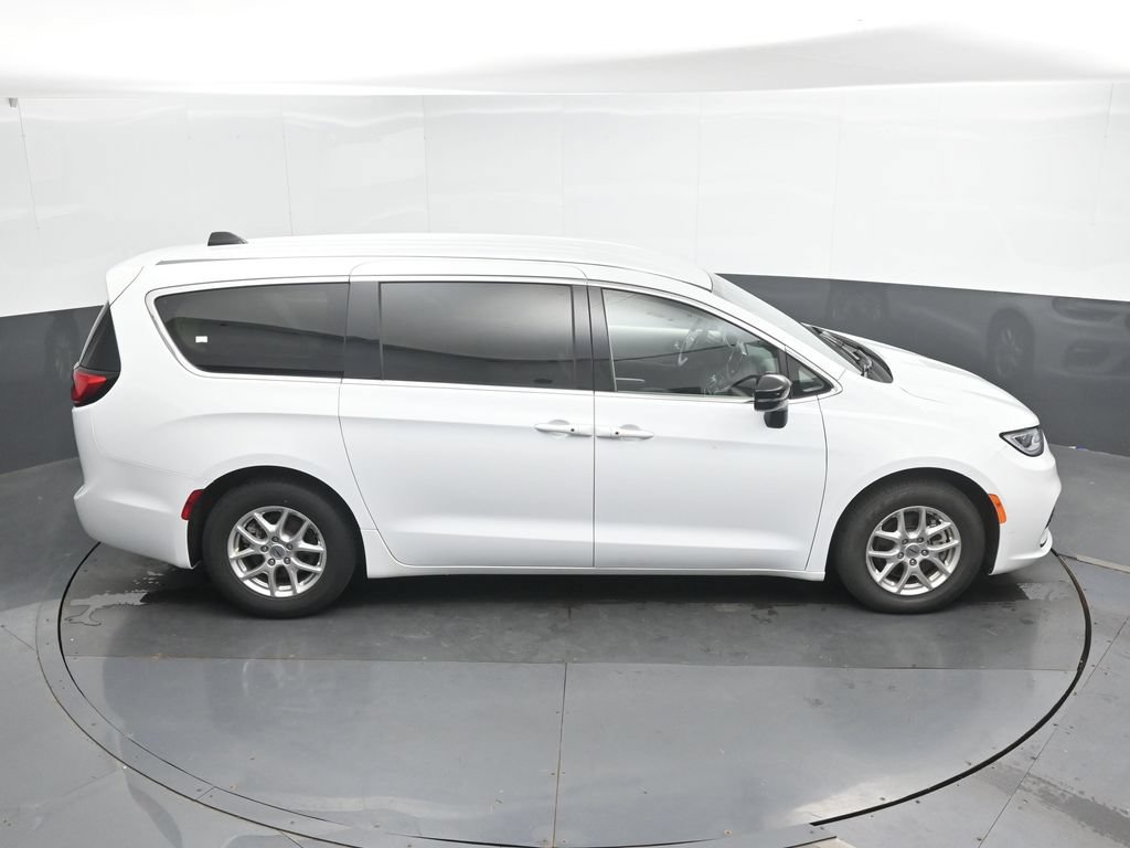 Used 2024 Chrysler Pacifica Touring-L FWD image 32