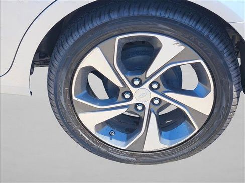 Used 2017 Chevrolet Sonic Premier FWD image 14