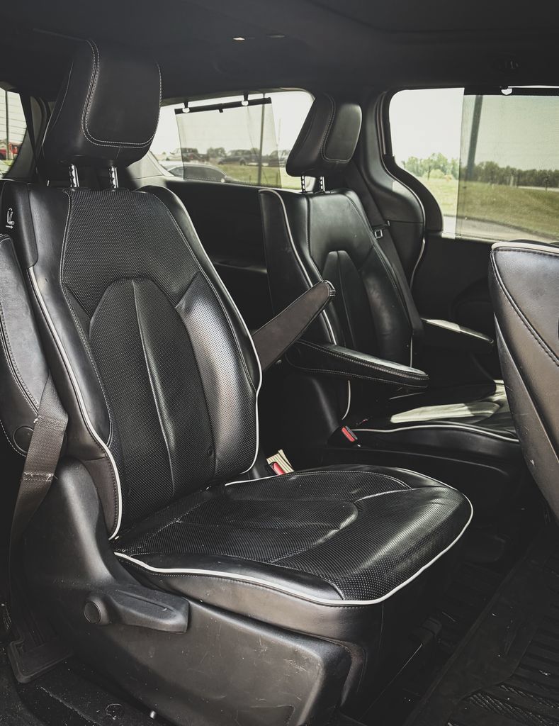 Used 2019 Chrysler Pacifica Limited w/ S Appearance Package FWD image 30