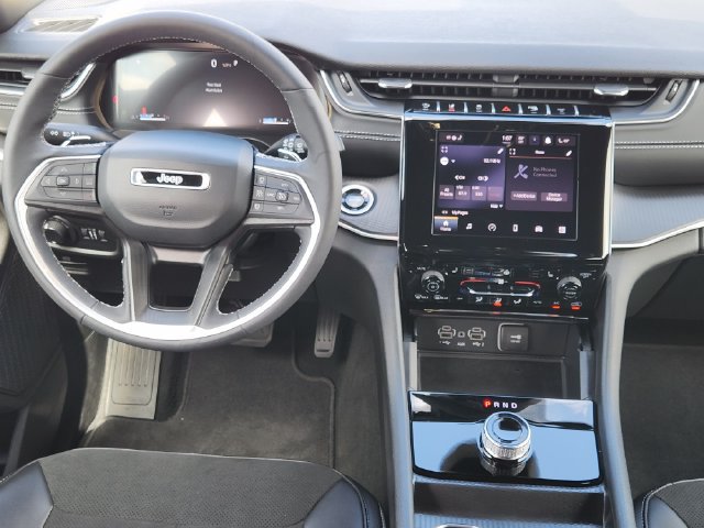 Used 2025 Jeep Grand Cherokee Altitude RWD image 27