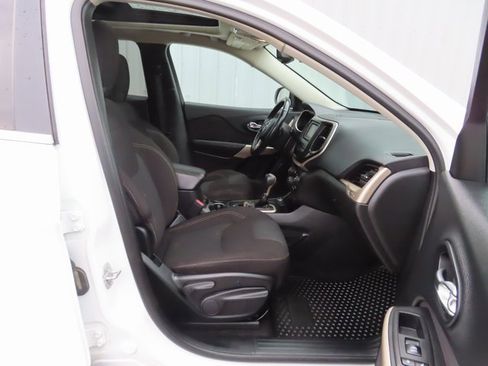 Used 2018 Jeep Cherokee Latitude w/ Comfort & Convenience Group image 23