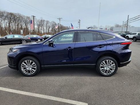 Used 2023 Toyota Venza XLE image 4