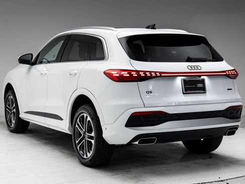 Certified 2025 Audi Q5 Premium w/ Convenience Package AWD/4WD image 3