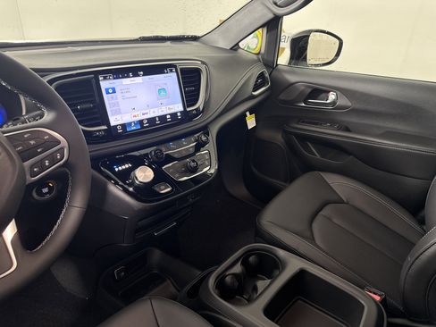New 2026 Chrysler Pacifica Select image 24