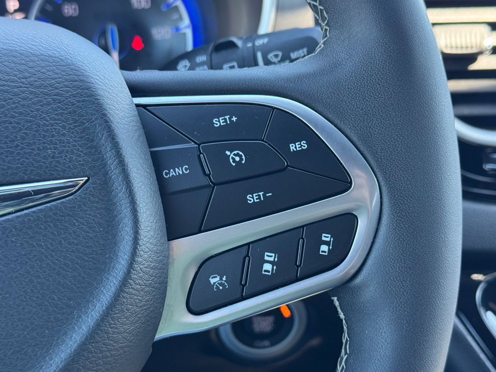 Used 2025 Chrysler Pacifica Select FWD image 27