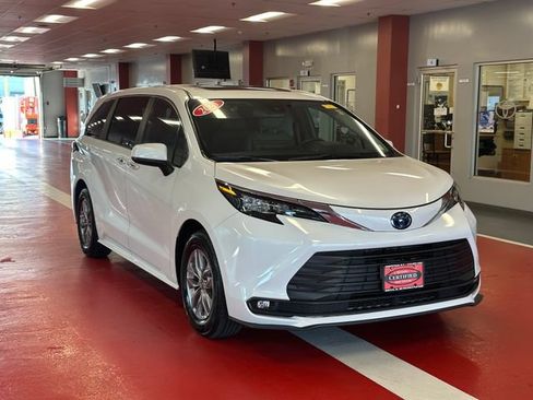 Certified 2025 Toyota Sienna XLE AWD/4WD image 2