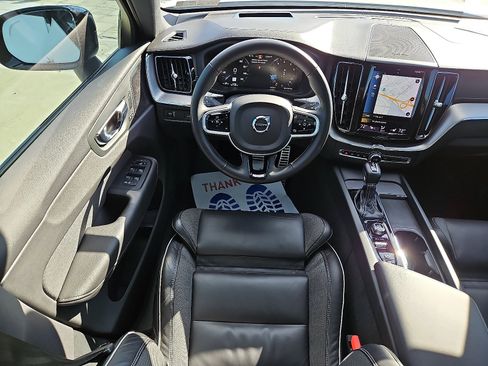 Used 2021 Volvo XC60 T6 R-Design image 11