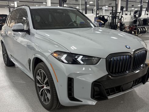 Certified 2025 BMW X5 xDrive40i w/ M Sport Package AWD/4WD image 2