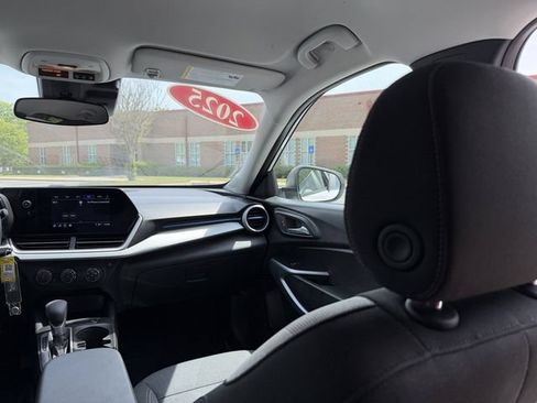 Used 2025 Chevrolet Trax LS FWD image 38