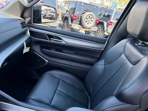 Used 2025 Jeep Wagoneer Series II w/ Premium Group I AWD/4WD image 30