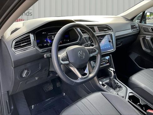 Used 2023 Volkswagen Tiguan SE w/ Panoramic Sunroof Package AWD/4WD image 17