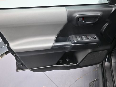 Used 2022 Toyota Tacoma SR AWD/4WD image 9