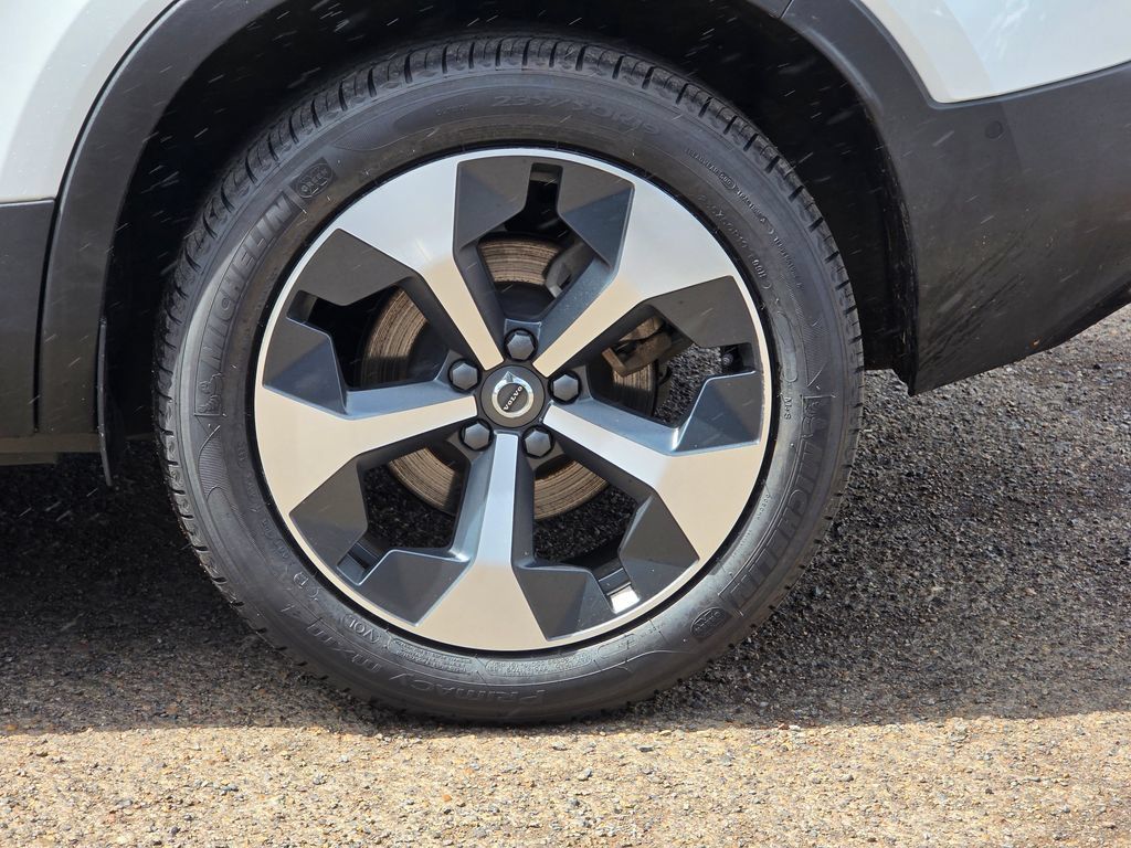 Used 2024 Volvo XC40 B5 Plus AWD/4WD image 33