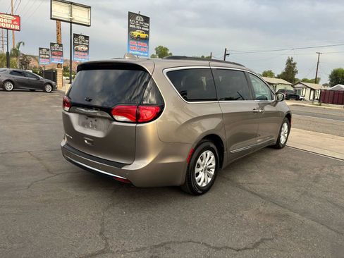 Used 2017 Chrysler Pacifica Touring-L image 6
