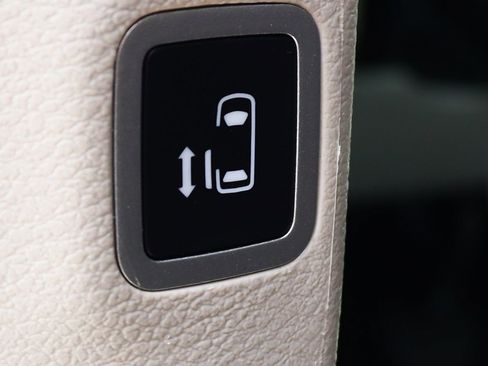 Used 2023 Chrysler Voyager LX image 41