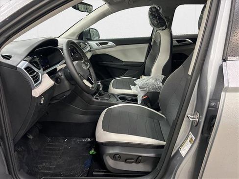 New 2025 Volkswagen Taos SE image 14