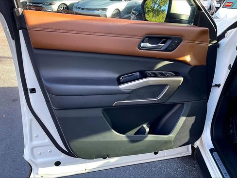 Used 2023 Nissan Pathfinder Platinum w/ Cargo Package image 22