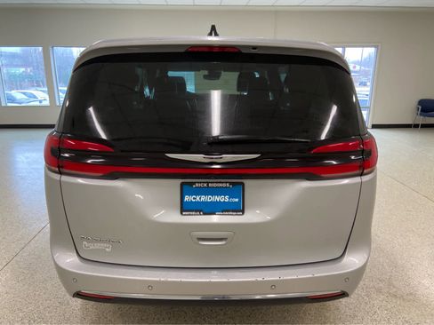 Used 2024 Chrysler Pacifica Touring-L FWD image 8