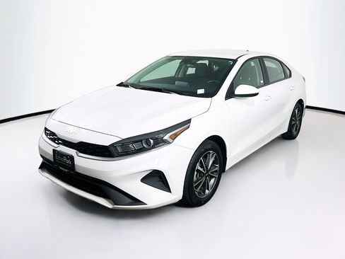 Used 2024 Kia Forte LXS image 3