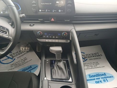 Used 2025 Hyundai Elantra Sport image 13