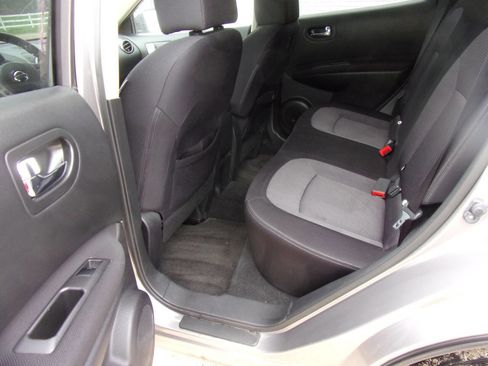 Used 2013 Nissan Rogue SV image 3