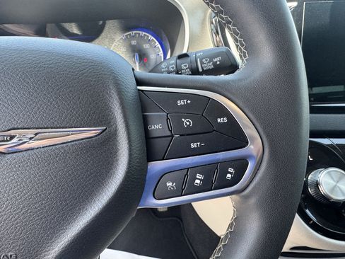 Used 2023 Chrysler Pacifica Touring-L FWD image 20